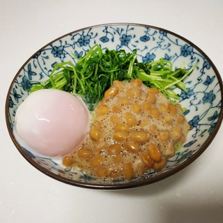 一品欲しいときに。豆苗納豆乗せ　温玉を添えて